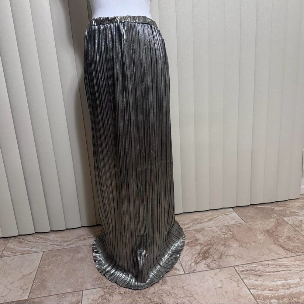 Elegant Silver Pleated Skirt
